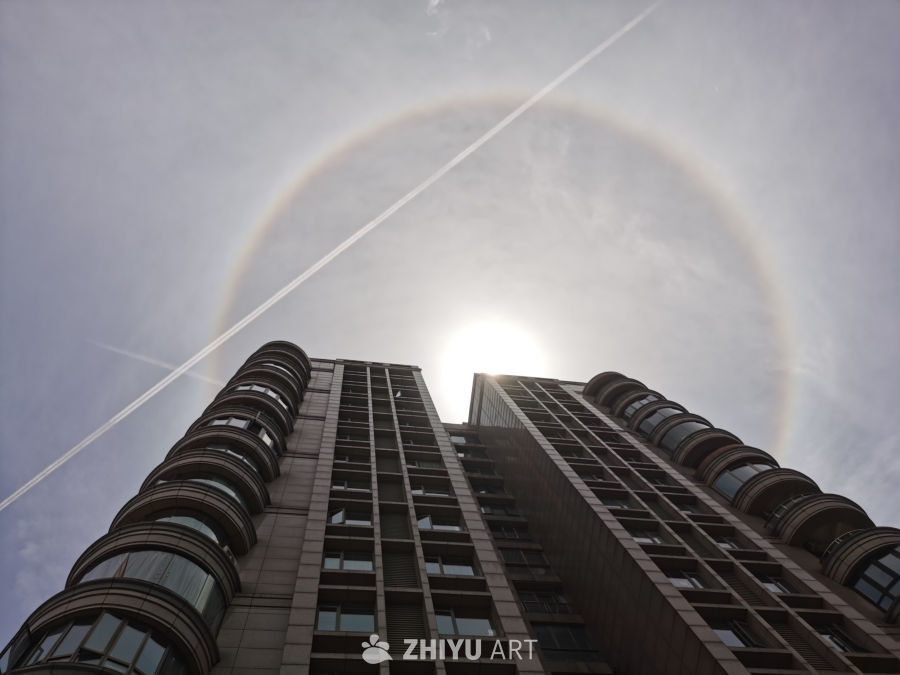城市建筑物上空彩虹的低角度观察
