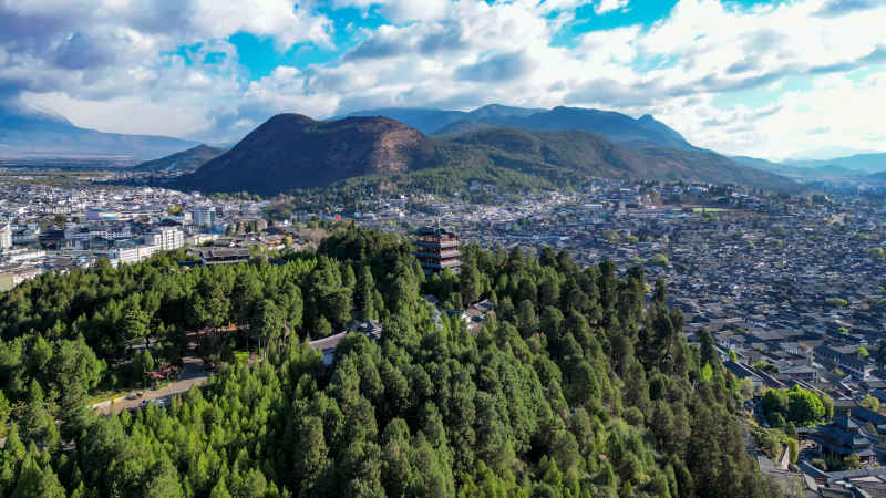 航拍云南丽江古城狮子山景区 