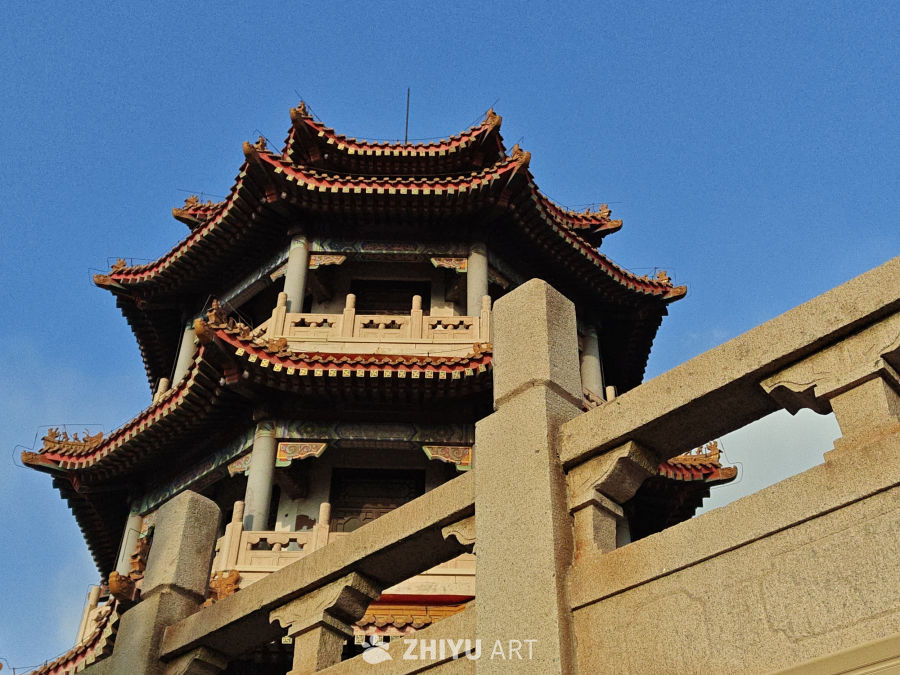古塔飞檐映蓝天