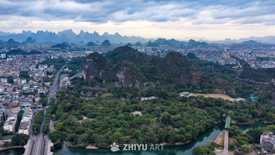 桂林山水间的都市晨曦