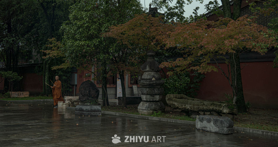 秋雨中的寺庙红叶
