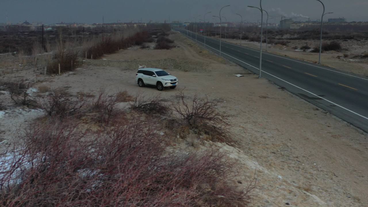 雪地中的汽车