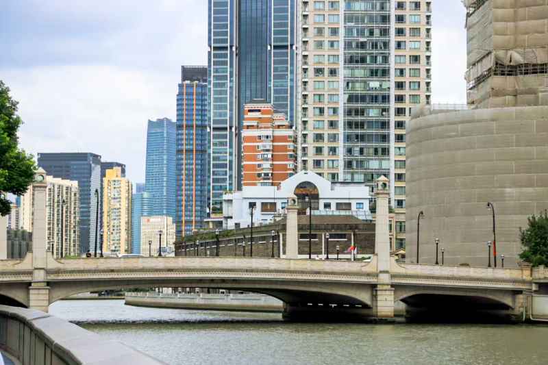 西藏路桥，一座横跨岁月之河的桥梁，它静立在上海的繁华之中，见证着历史的沧桑变迁，它不仅仅是一座交通枢纽，更是历史的见证者，连接着过去与现在