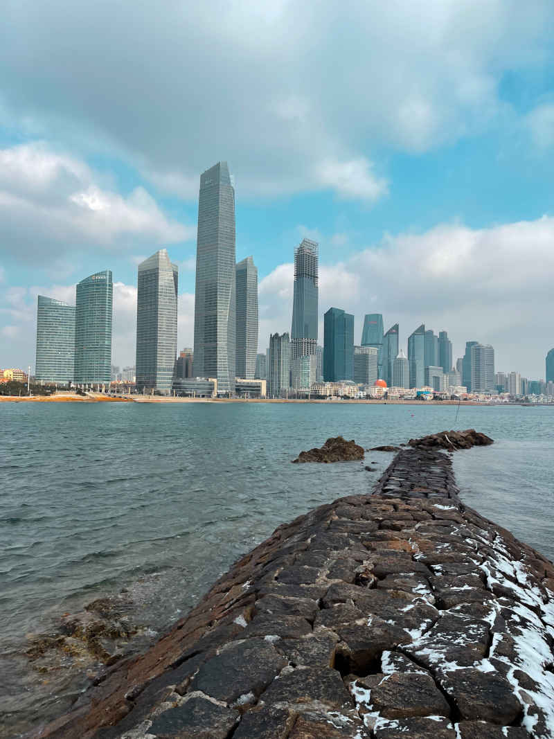 青岛第三浴场海边堤坝高楼全景