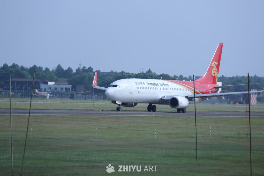 深圳航空飞机准备起飞