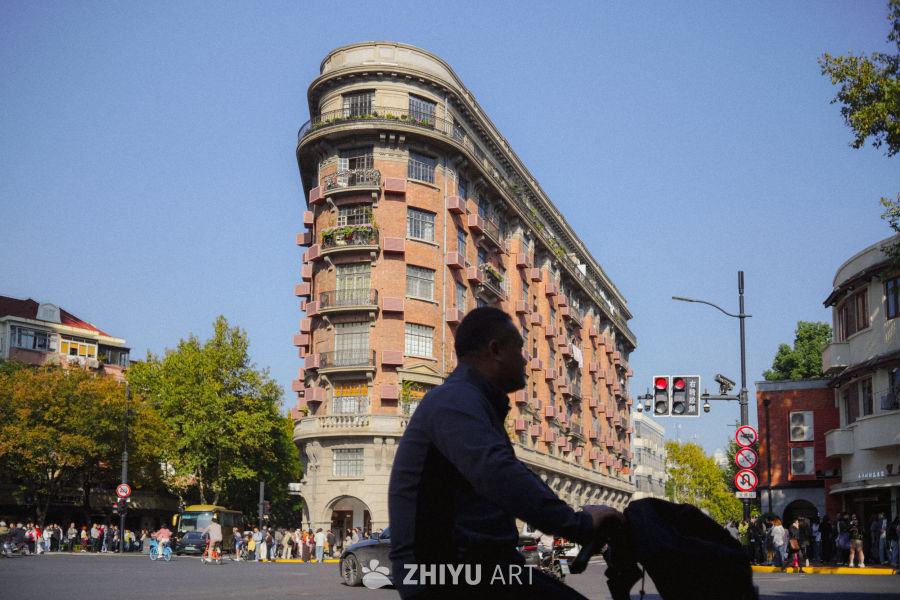 光影斑驳的上海街头