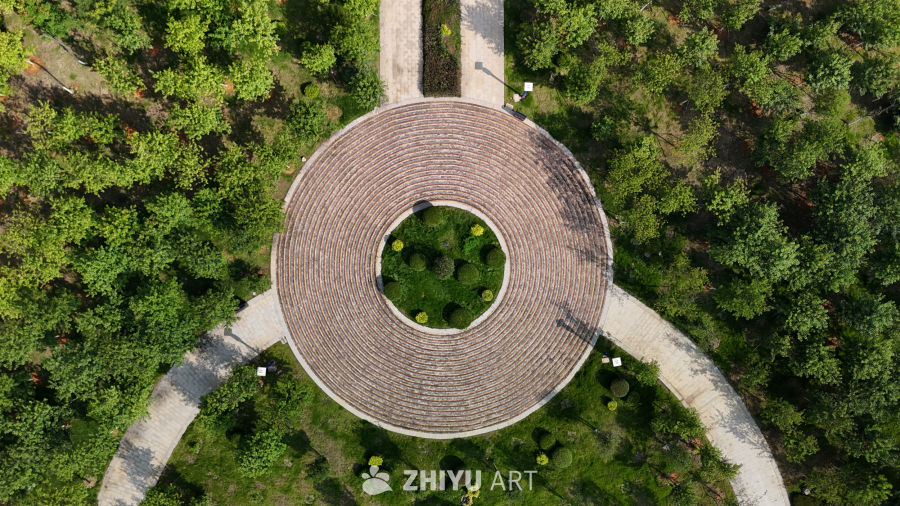 森林中的圆顶建筑