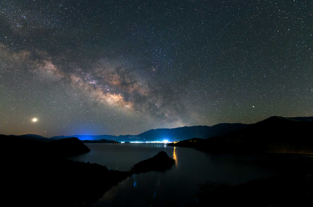 泸沽湖里格半岛的摧残星空
