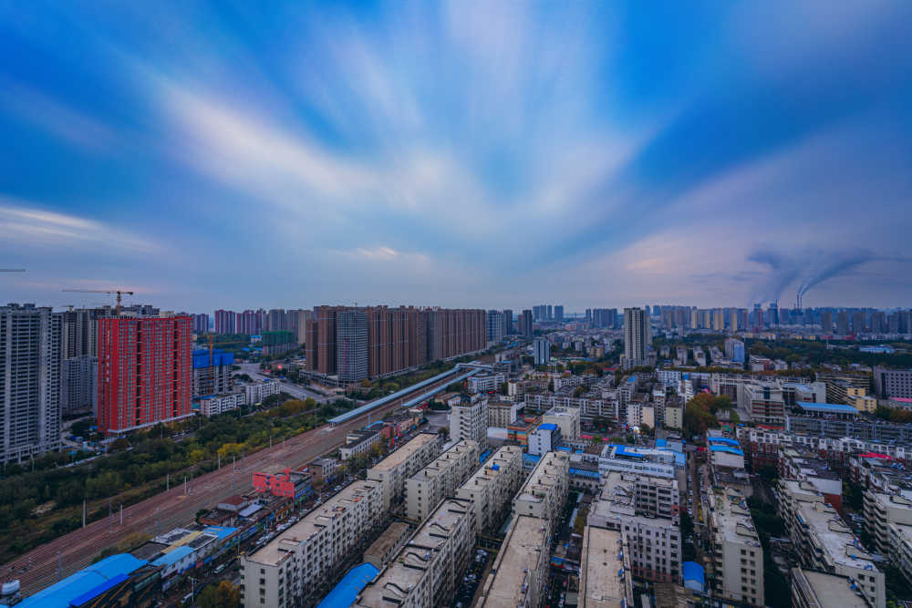 乌云下的平顶山火车站