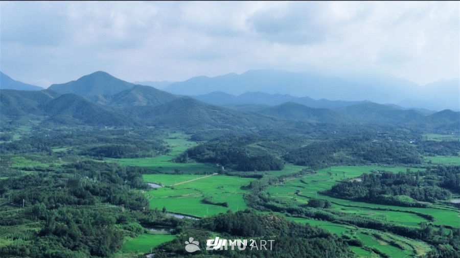 青山绿水间的田园画卷