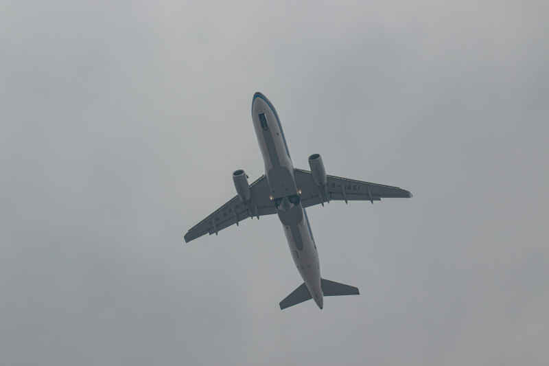 中国南方航空空客320-200(SL)机型（B-1651）阴天薄雾起飞 3