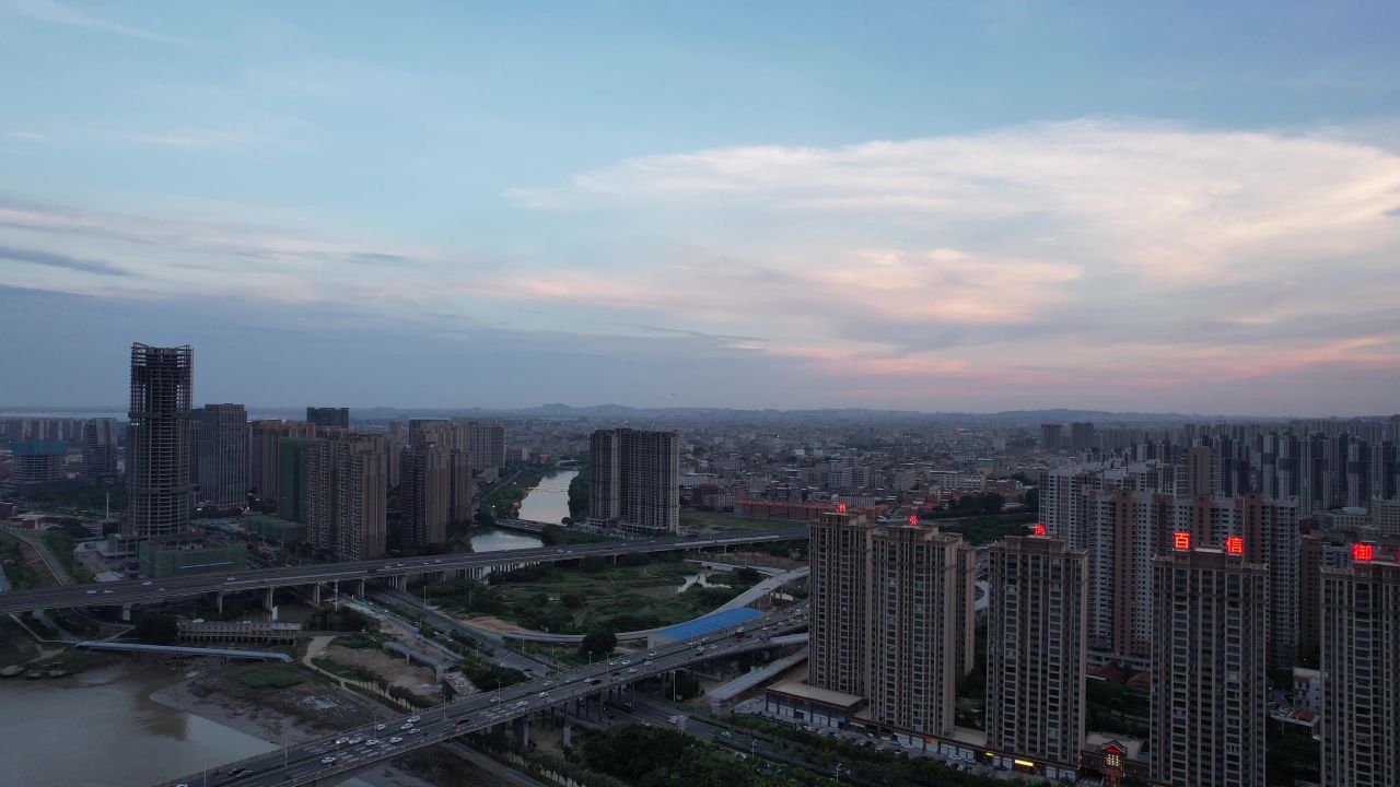 福建泉州夕阳晚霞夜幕降临拥堵交通车辆行驶航拍 