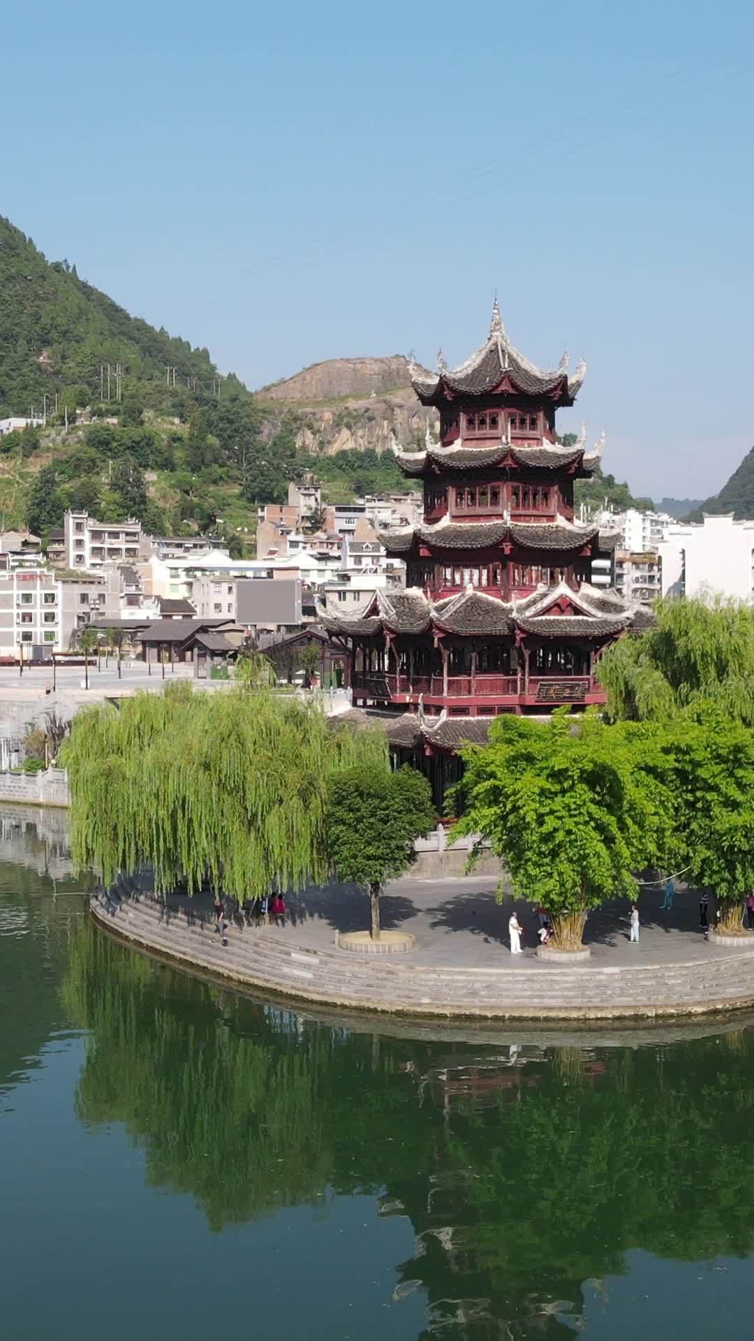 古塔映水，城市静谧