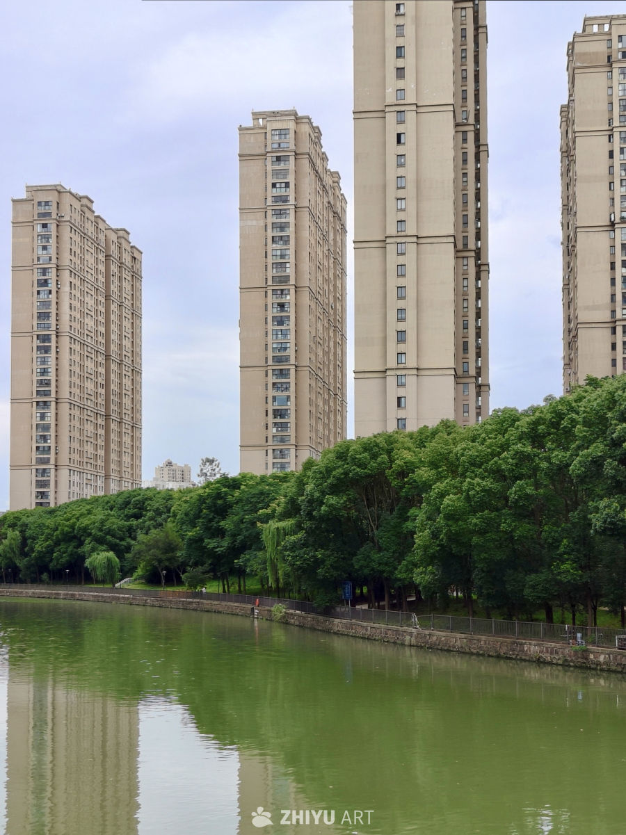 宁静的河畔城市