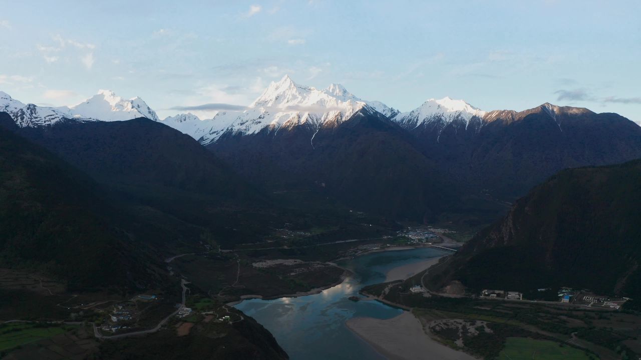 航拍雅鲁藏布大峡谷多雄拉山