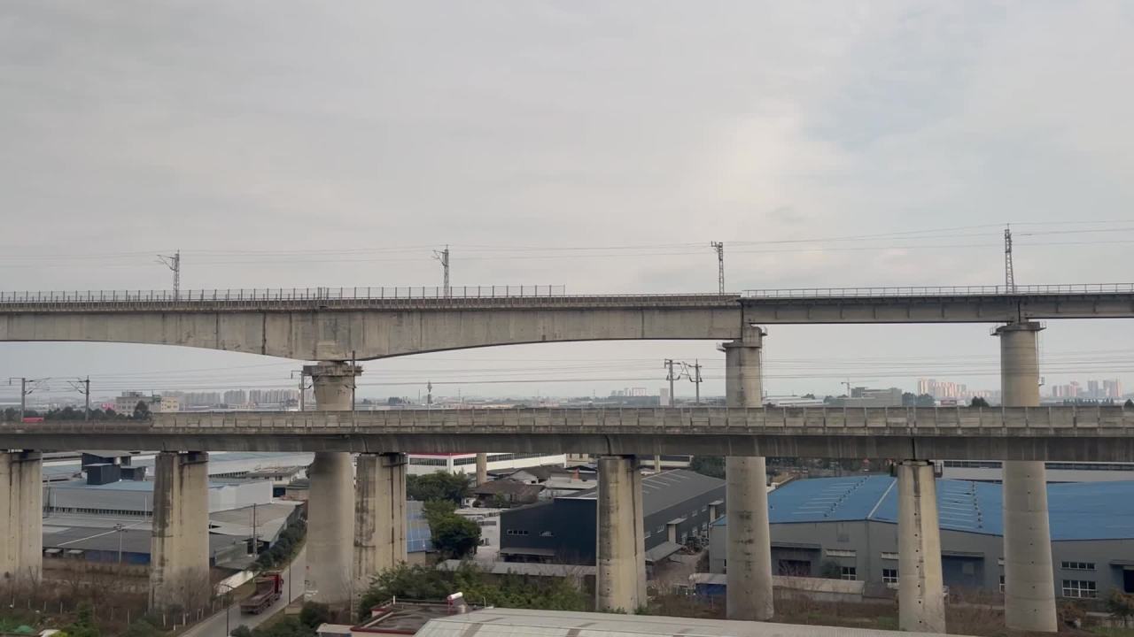 高架桥下的工业区
