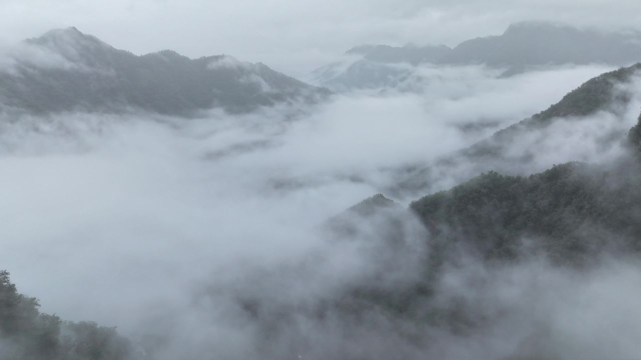 云海缭绕的山间
