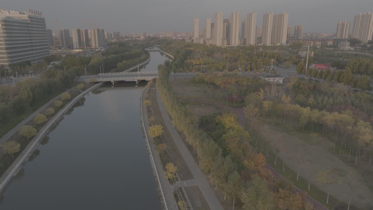 城市河畔黄昏景色
