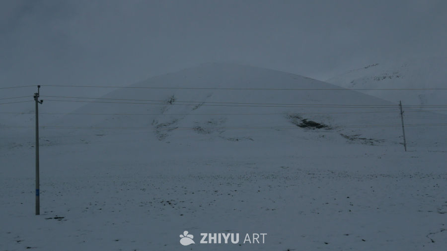 雪中静谧的山景