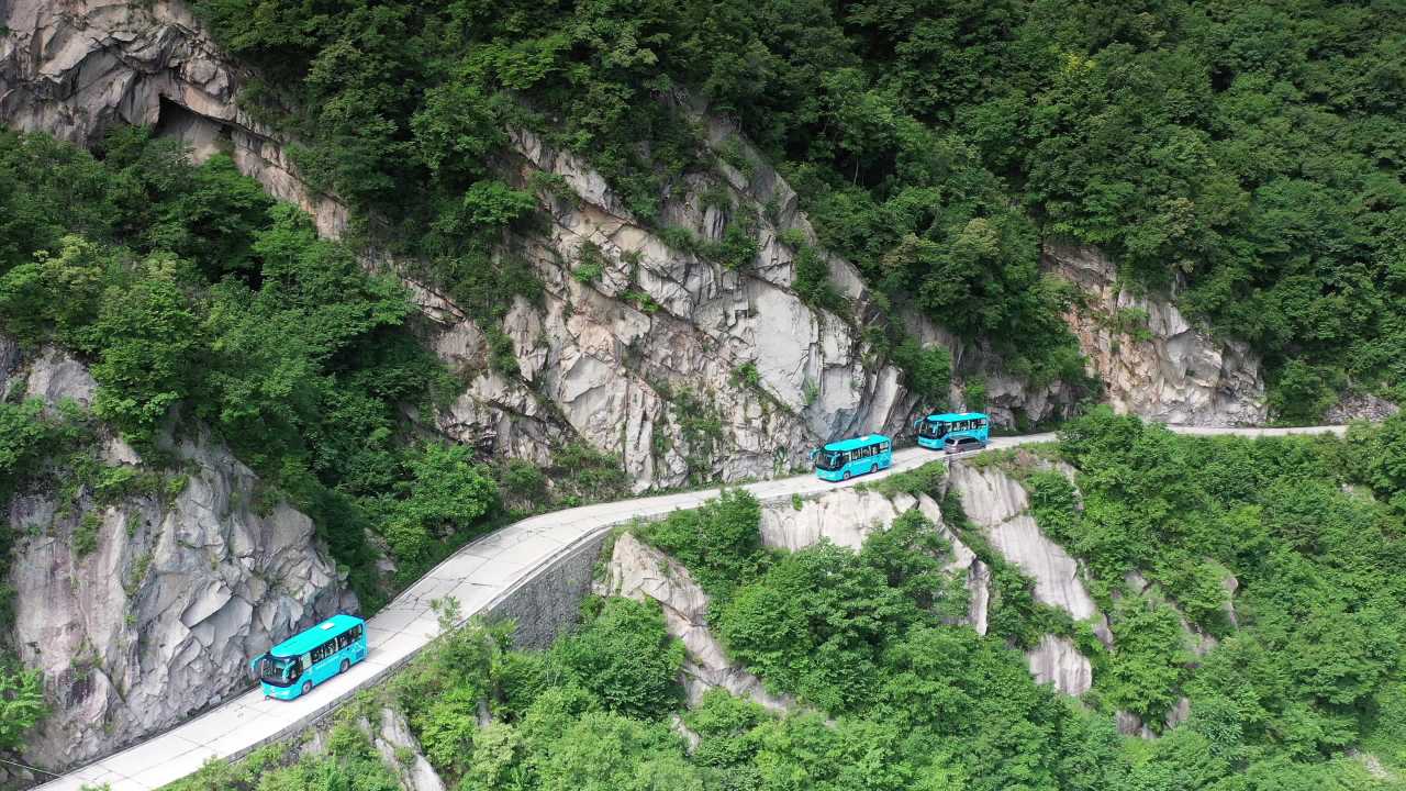 山间蓝影：蜿蜒巴士之旅