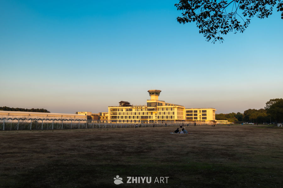 夕阳下的历史建筑与休闲时光