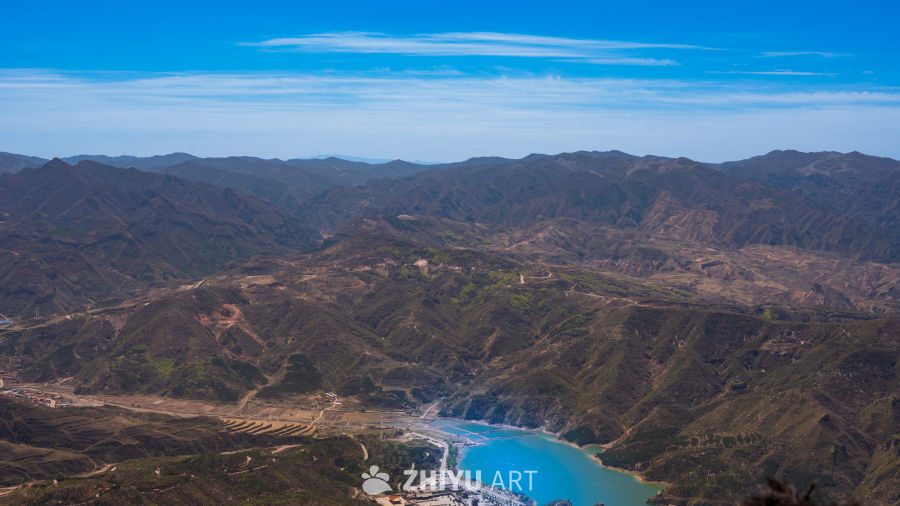 山间蓝湖
