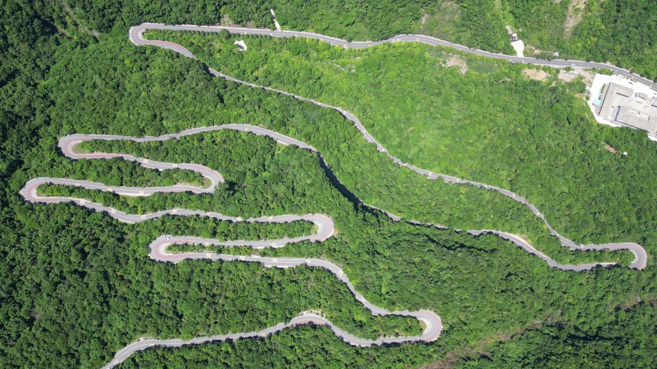 航拍蜿蜒盘山十回首