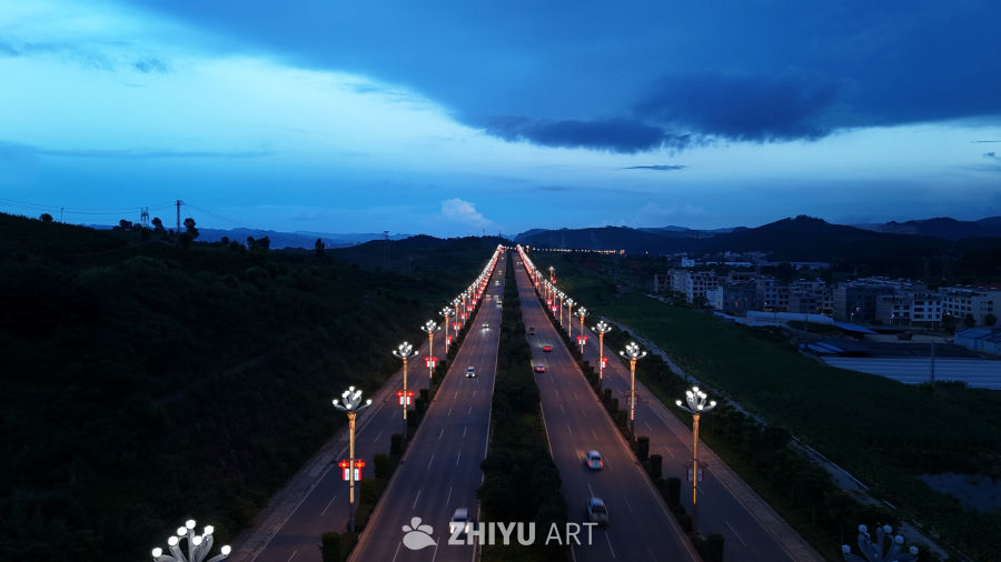 夜幕下的公路灯火