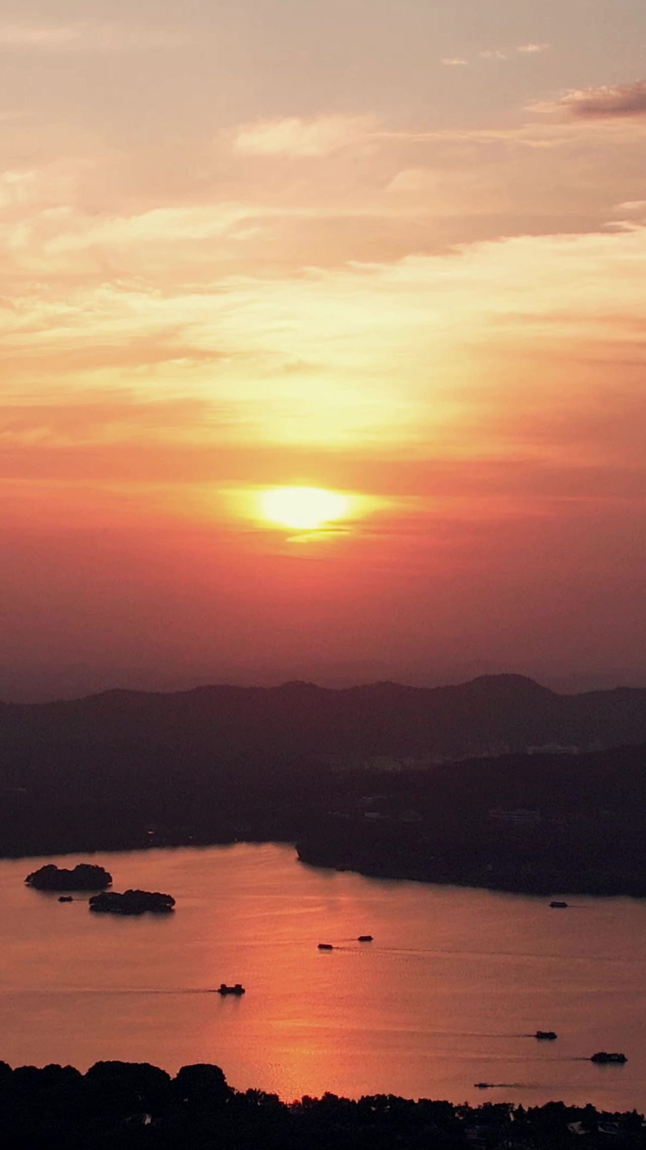 浙江杭州西湖落日晚霞夕阳竖屏航拍 