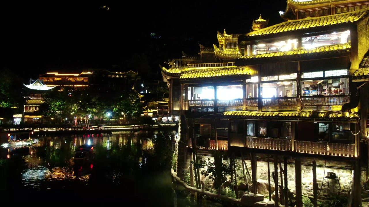 湖南湘西凤凰古城夜景灯光航拍  