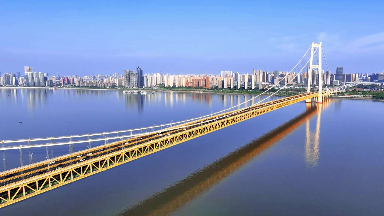 长江大桥与城市风光