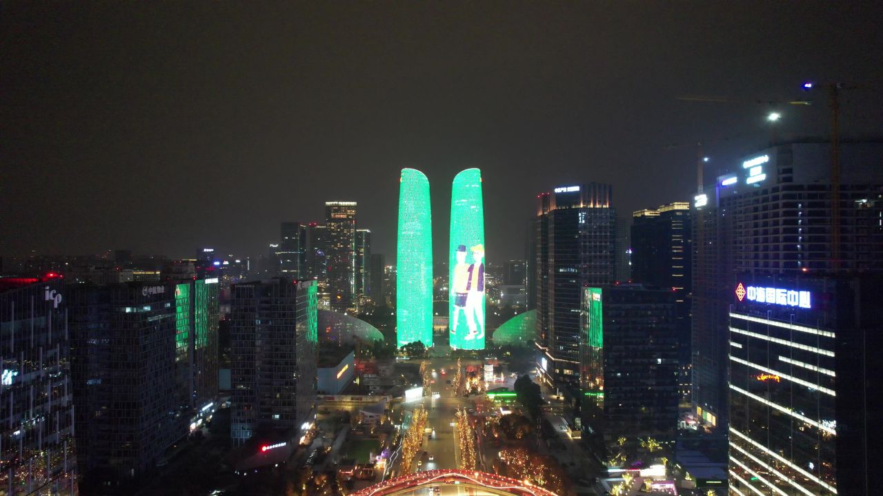 成都金融中心双子塔夜景灯光航拍