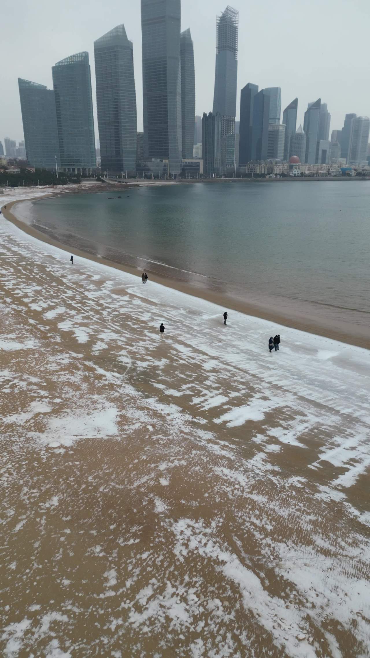 青岛第三海水浴场城市海边雪景航拍 10