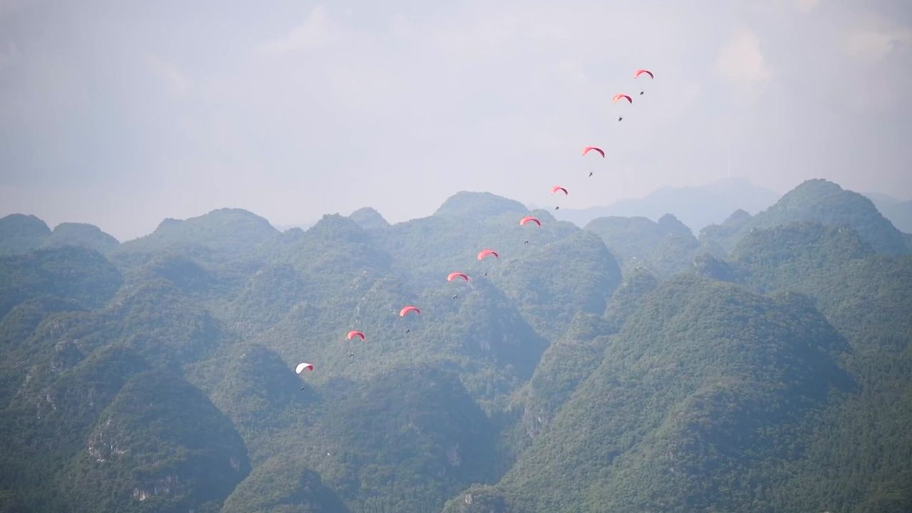 国际山地旅游暨户外运动大会滑翔伞表演飞行