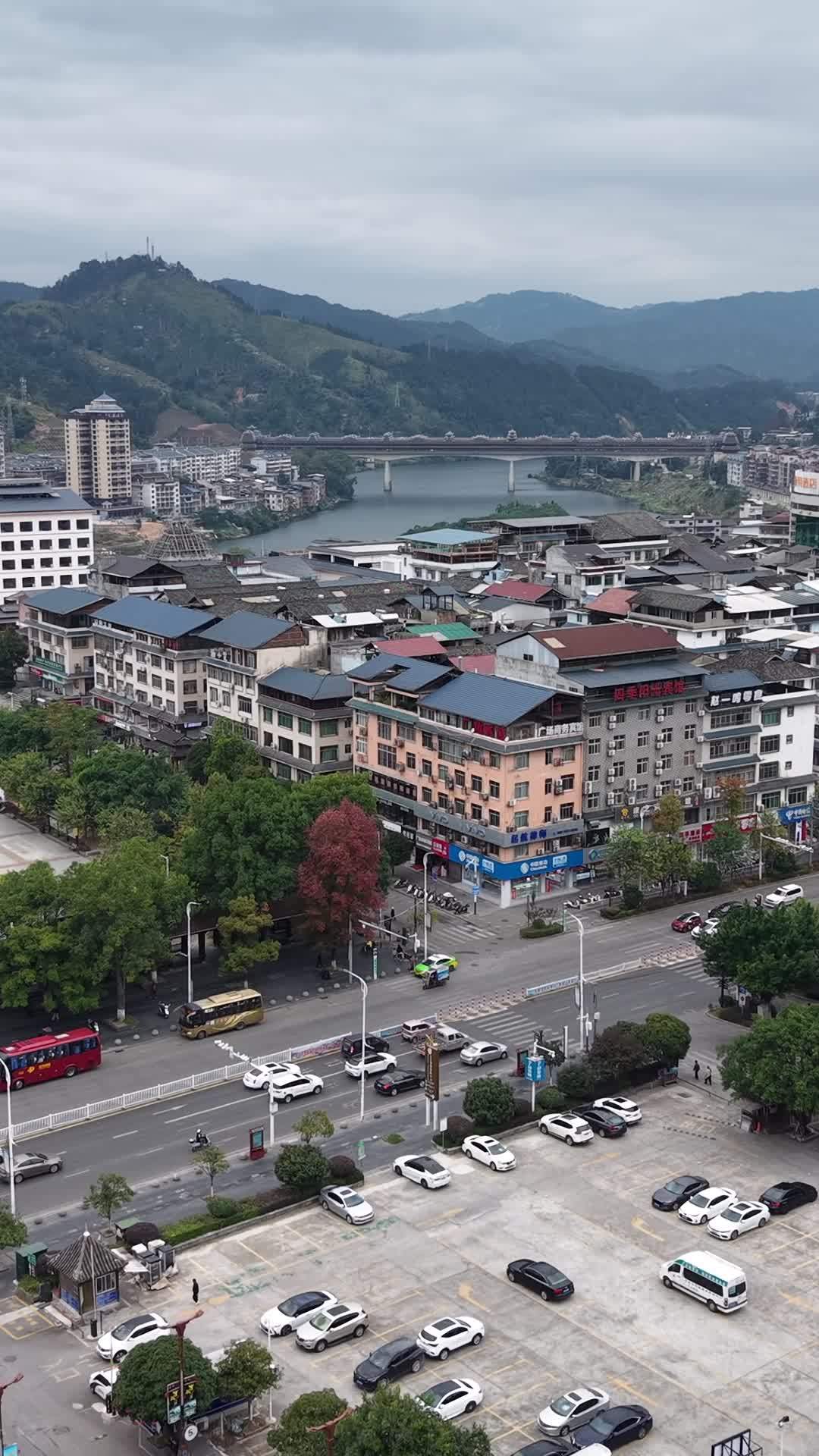 山城河畔的繁忙景象