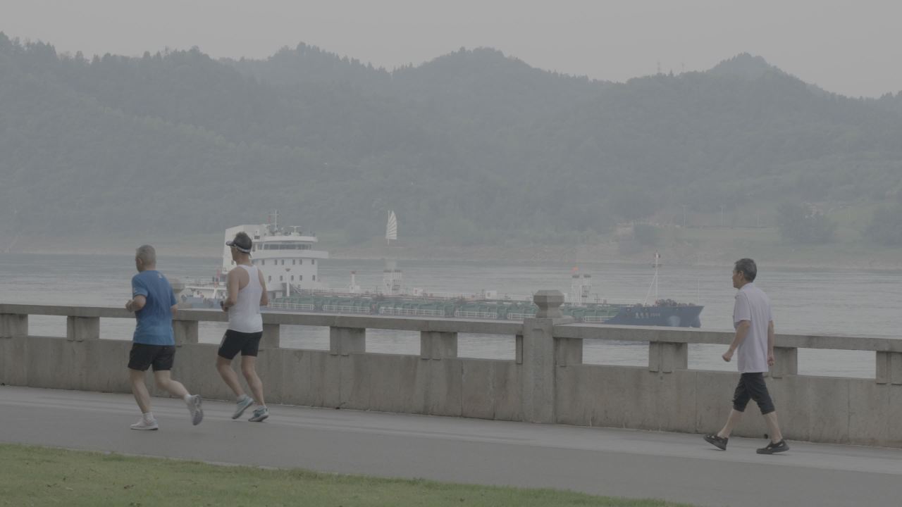 河边悠闲时光