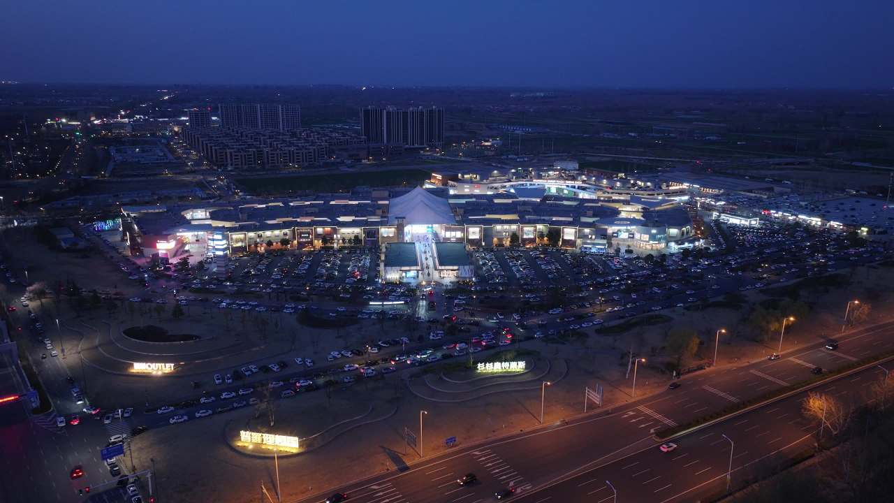郑州奥特莱斯广场夜景