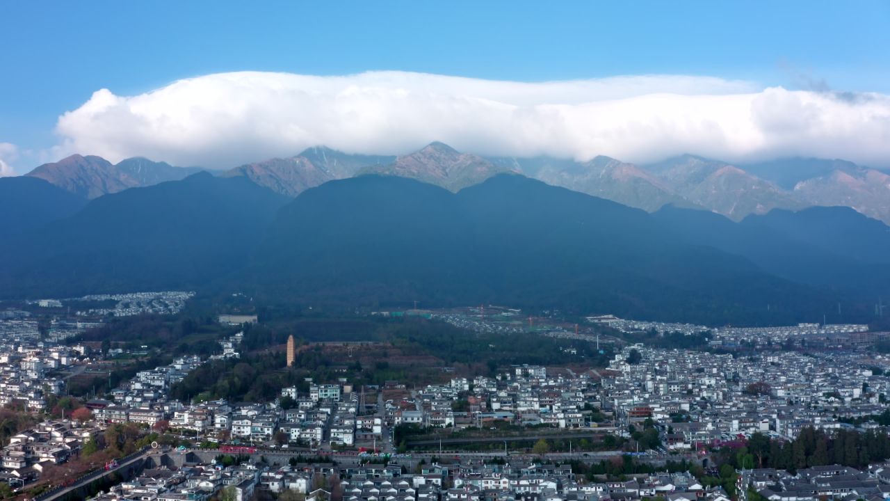 云南大理苍山下的古城城市建筑风光航拍