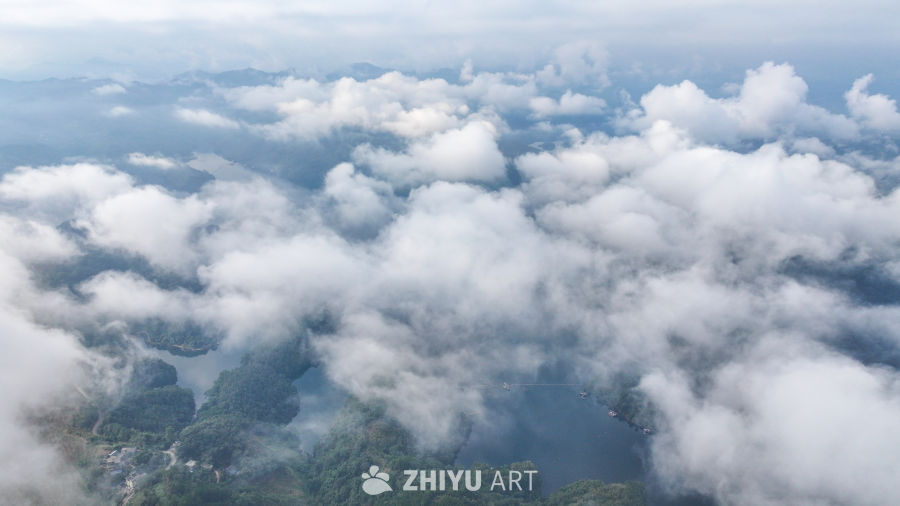 航拍云雾缭绕湖泊美景湖光山色自然风光 1