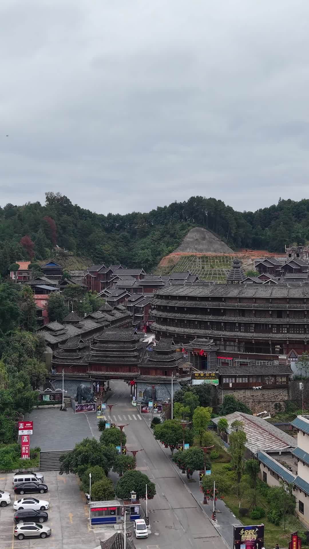 古镇风情与自然景观