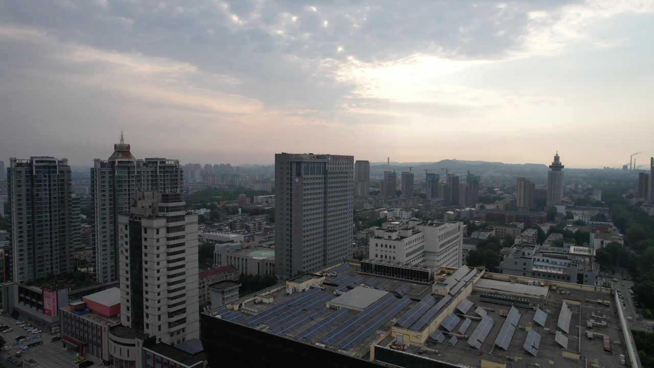 山东淄博城市清晨迷雾航拍 