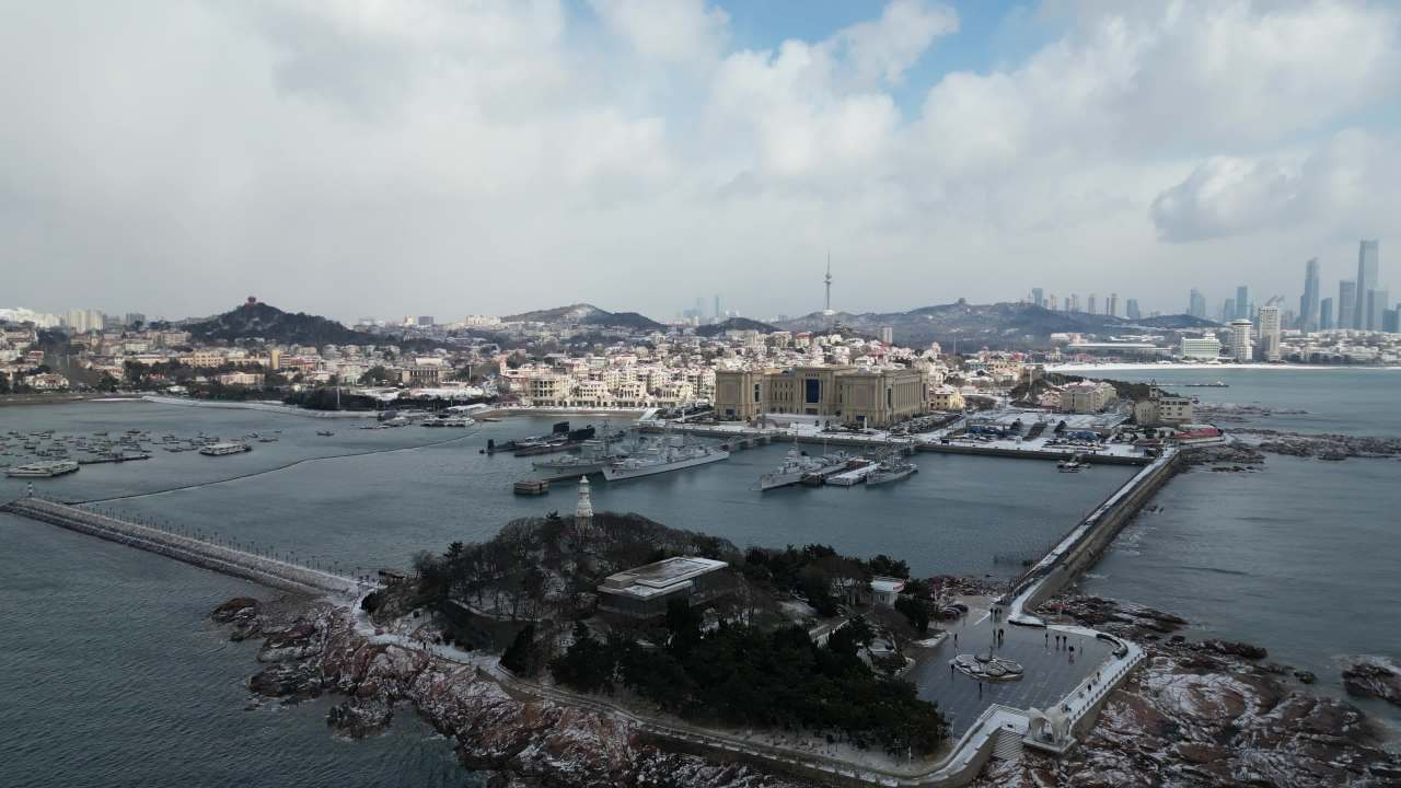 青岛市南海边老城区小青岛公园冬天雪景航拍 15