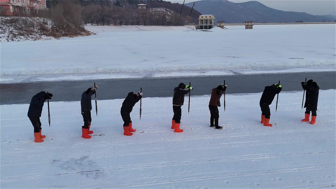 湖面采冰