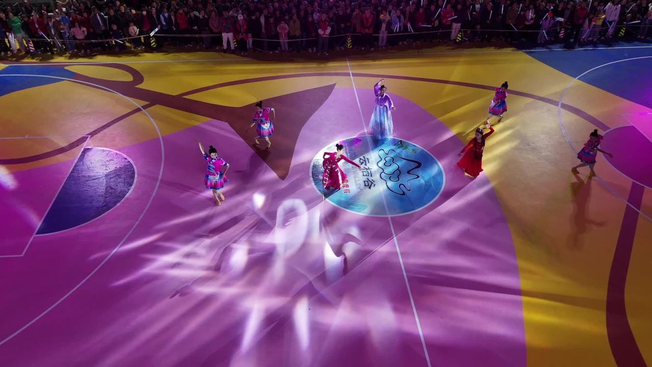 彩色场地上的舞蹈表演