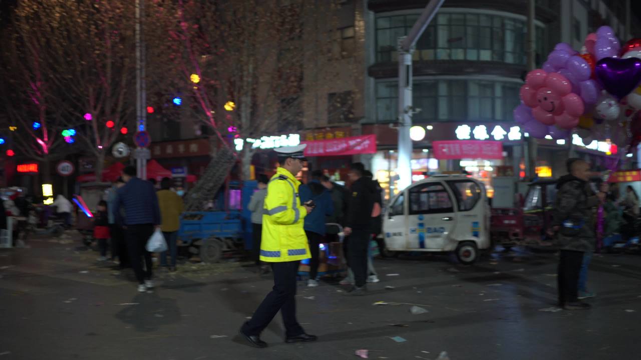 夜市街头的繁忙与欢乐