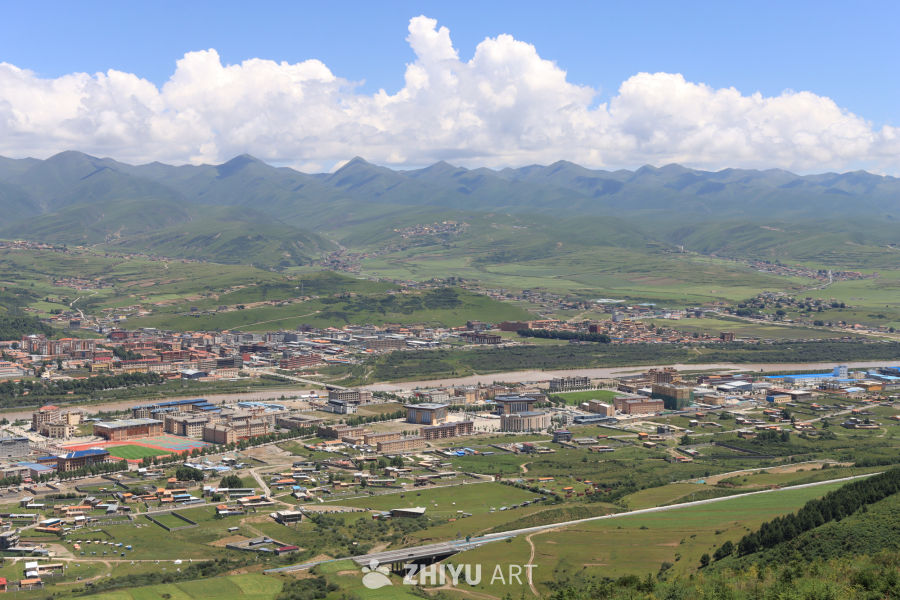 高原城市与壮丽山脉