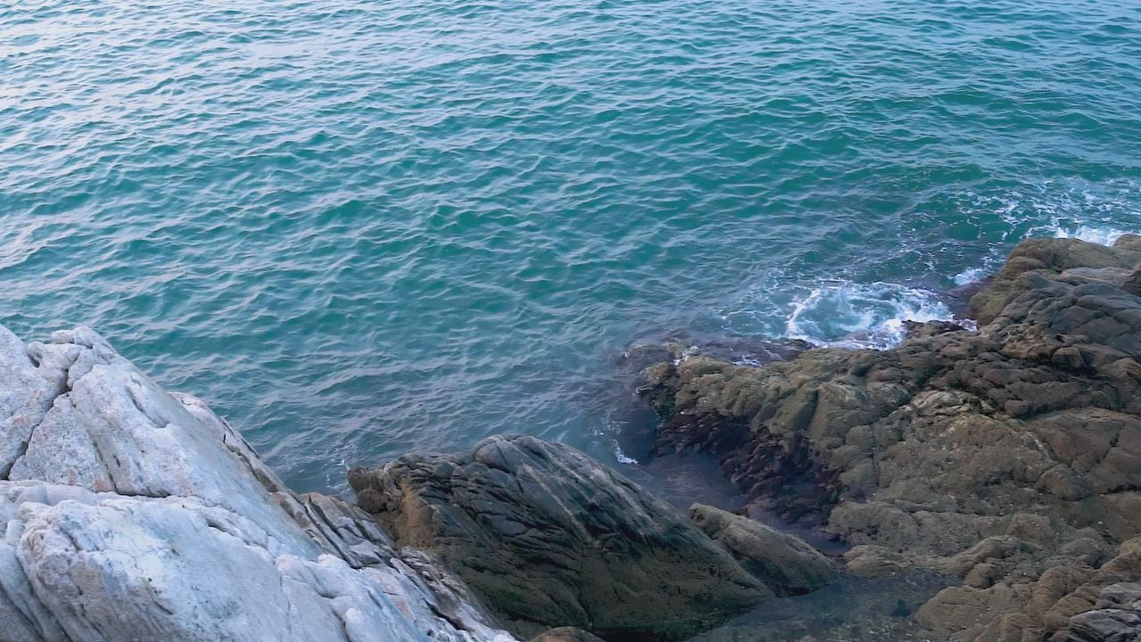 波涛汹涌的海浪拍打海岸岩石升格高速慢动作视频
