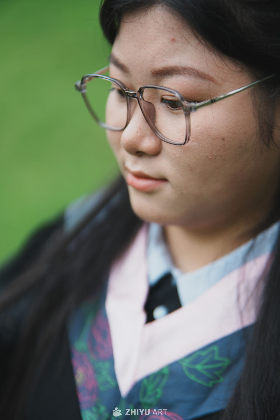 戴眼镜的青春侧脸
