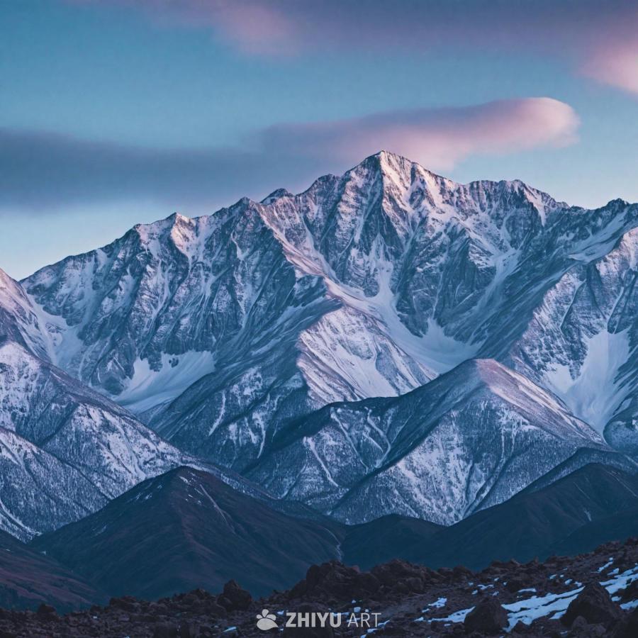 连绵的山脉，山顶覆盖着积雪，在景观中显得雄伟壮观。