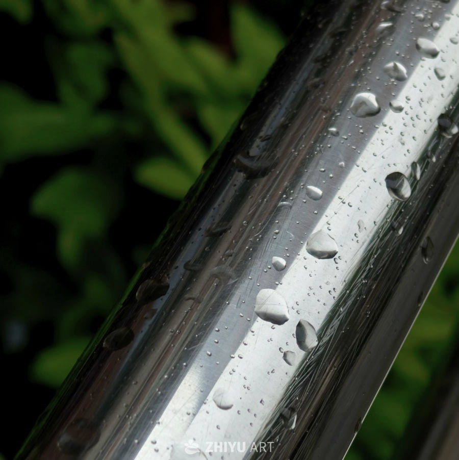 雨后金属杆上的水珠